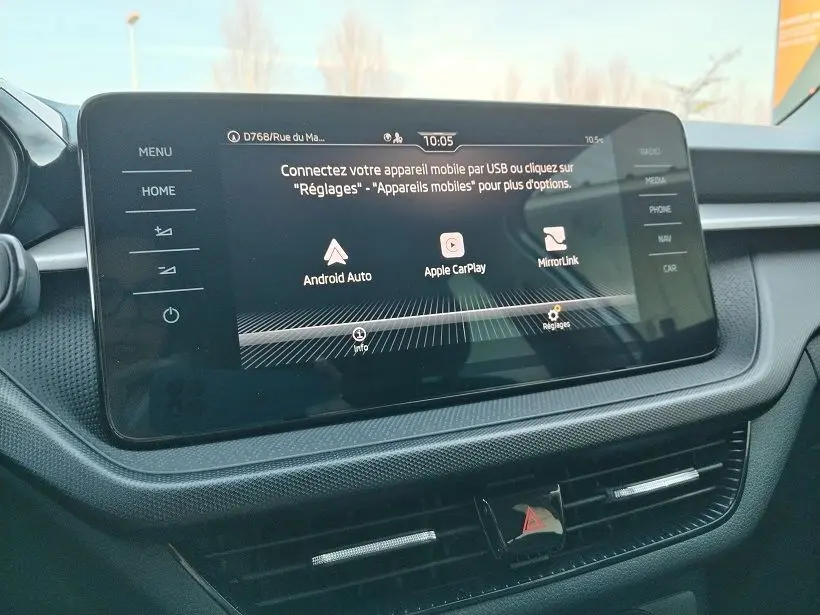 Écran tactile central de la Skoda Fabia 2023 blanc, affichant les options Android Auto, Apple CarPlay et MirrorLink.
