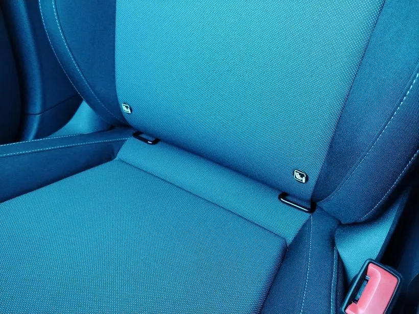Gros plan sur le siège avant en tissu gris foncé de la Skoda Fabia 2023 avec système ISOFIX visible.