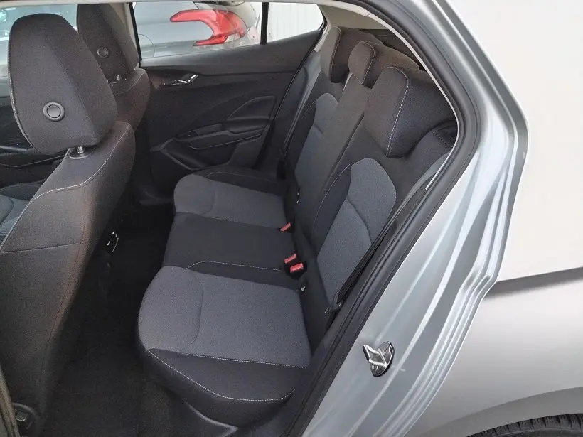 Vue intérieure côté gauche sur les sièges arrière en tissu gris et noir d'une Skoda Fabia blanche 2023 à 5 portes.