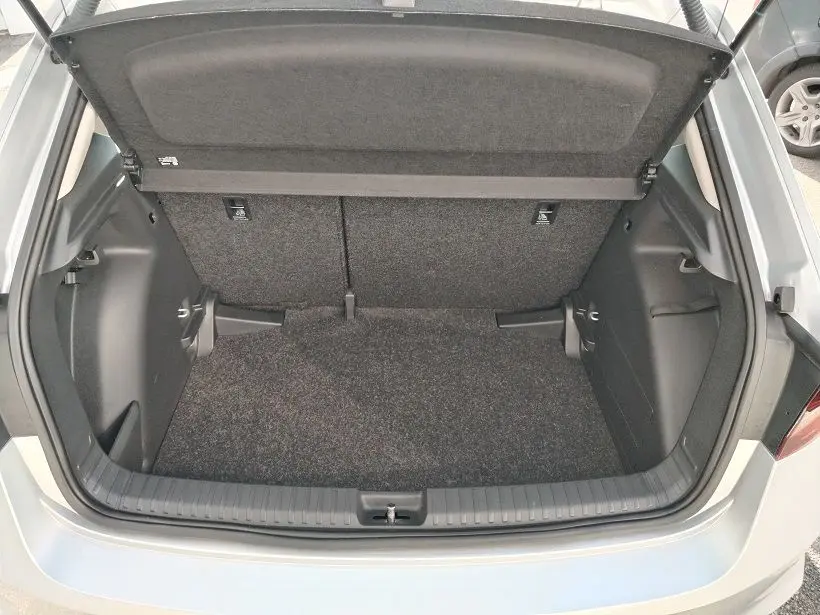 Coffre ouvert vu de dessus d'une Skoda Fabia blanche 2023, montrant un espace de chargement propre et vide.