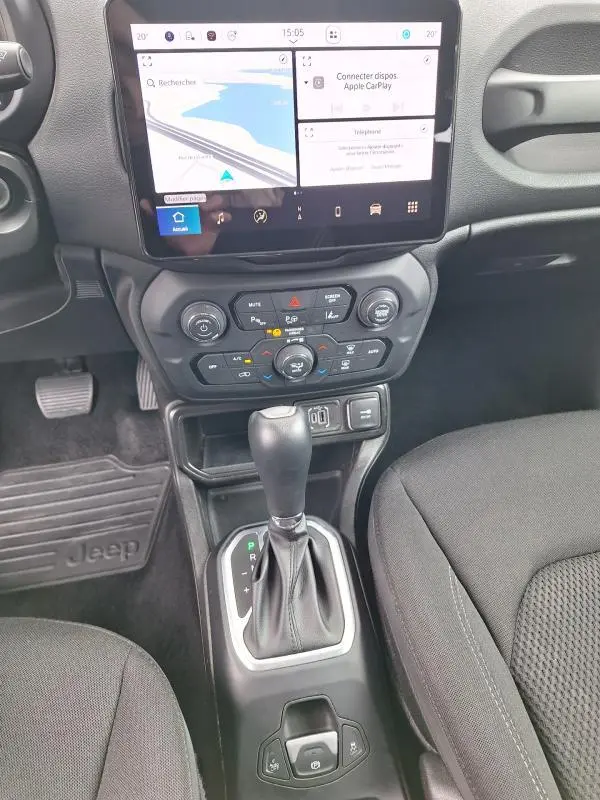 Vue rapprochée de la console centrale et levier de vitesse d'une Jeep Renegade 2024 avec écran tactile et commandes climatisation.