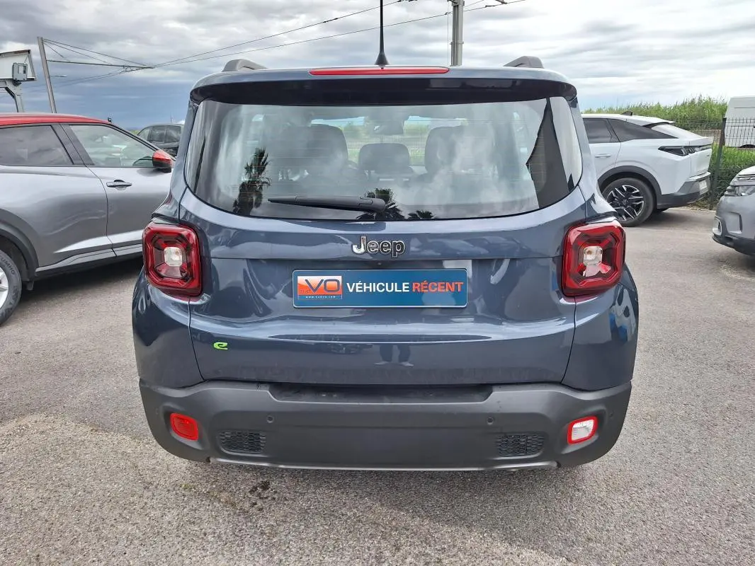 Vue arrière d'un Jeep Renegade bleu 2024 avec feux carrés caractéristiques et logo Jeep visible.