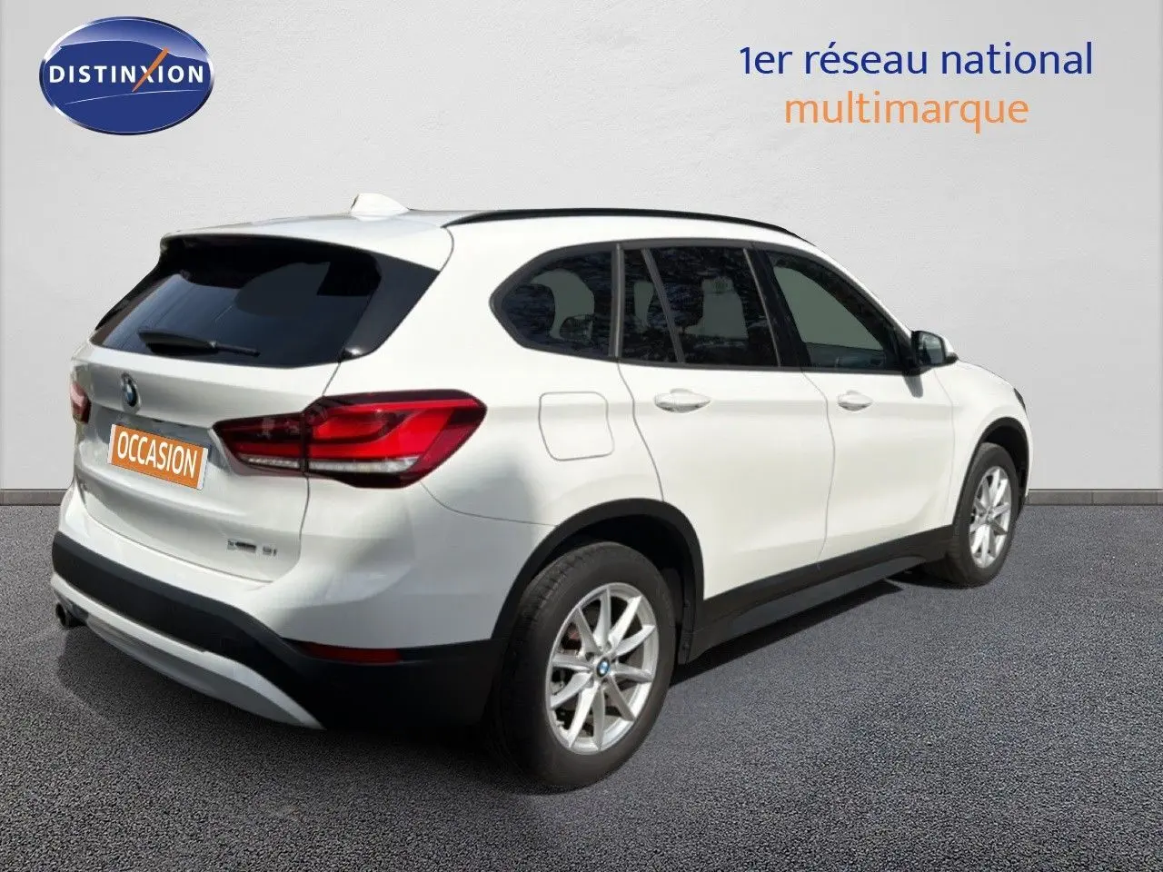 BMW X1 blanc en vue 3/4 arrière droit, avec jantes alliage et vitres teintées, sur fond neutre.