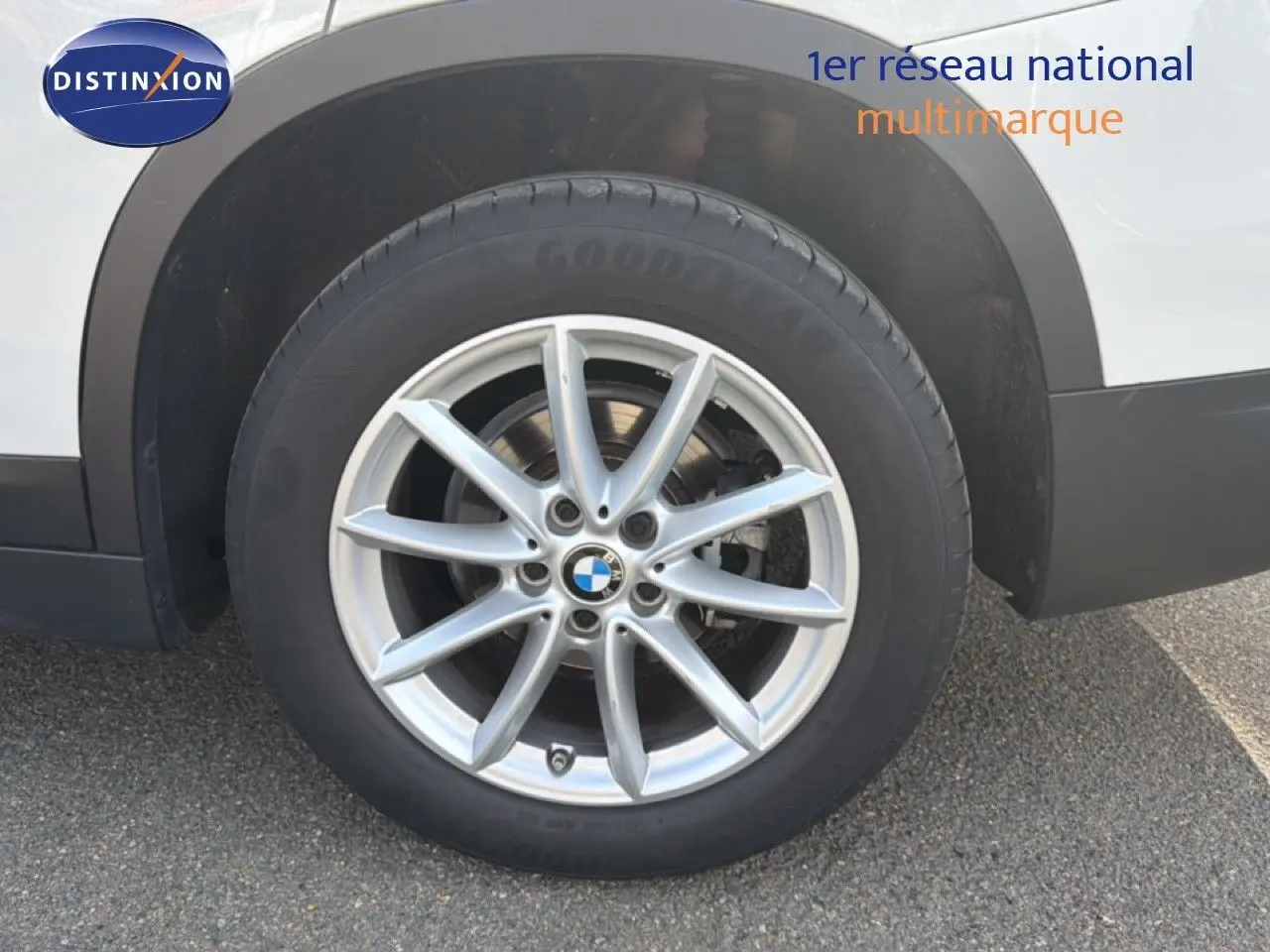 Gros plan sur la roue avant droite d’un BMW X1 blanc avec jante alliage 17 pouces et pneu Goodyear.