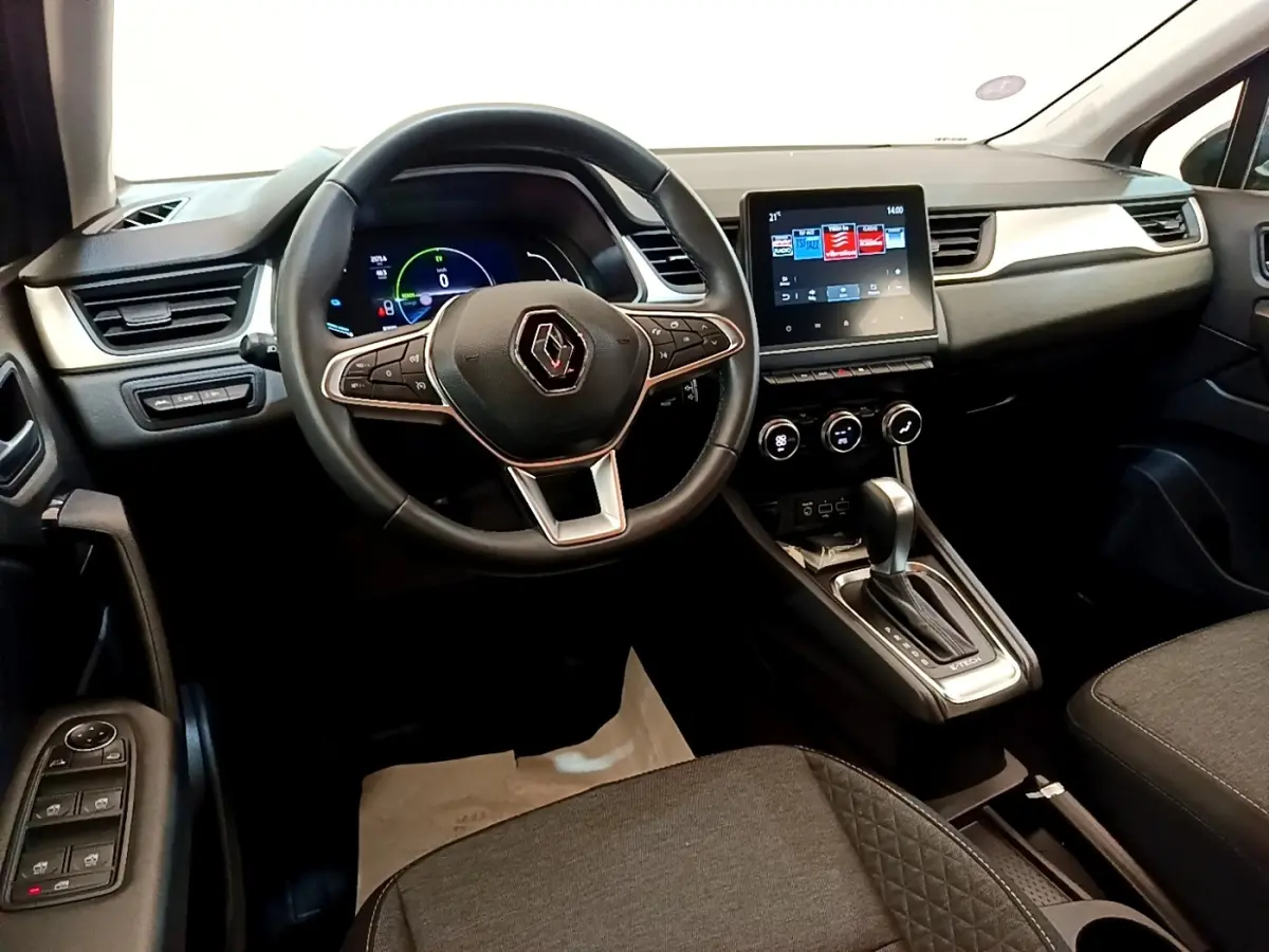 Vue intérieure du poste de conduite du Renault Captur Zen E-Tech hybride 2022, avec volant multifonctions et écran tactile central.
