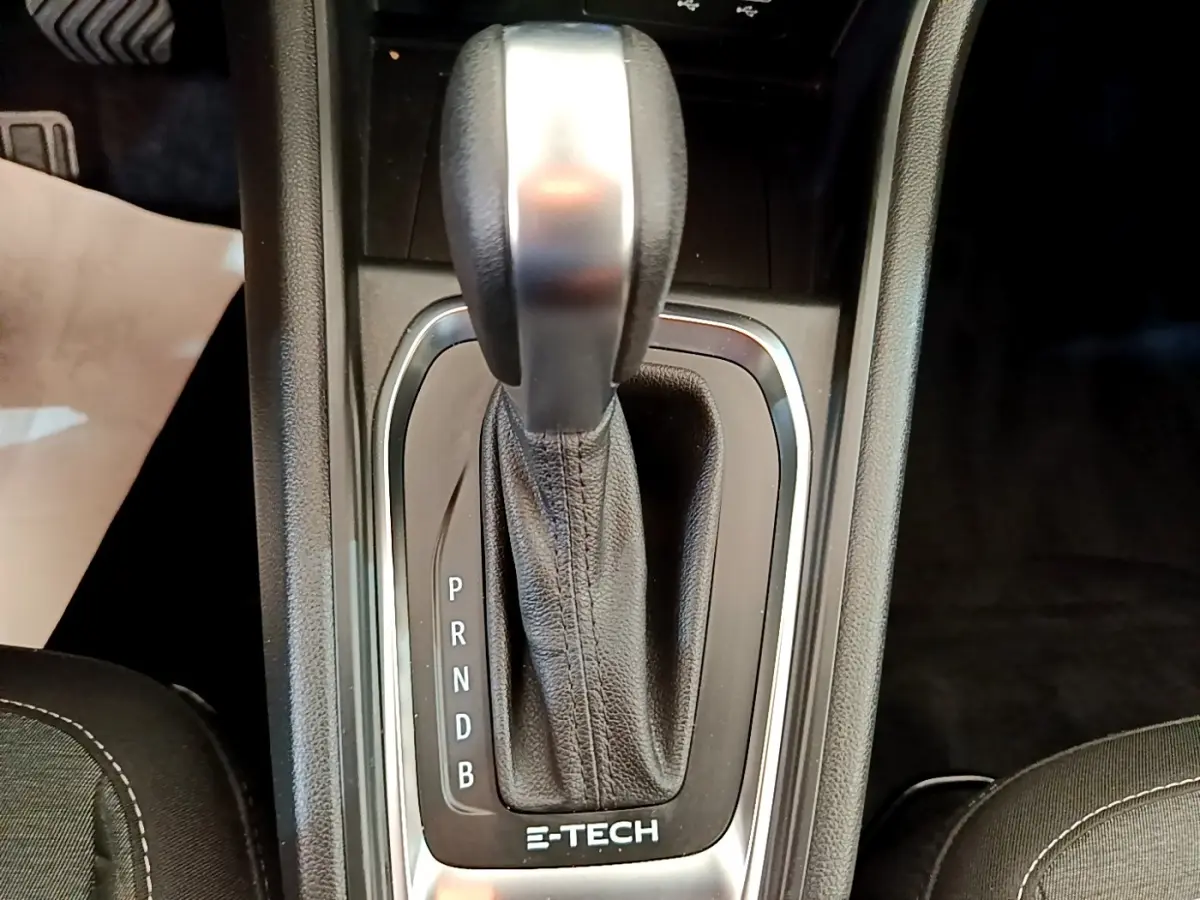 Le levier de vitesses automatique noir et argenté du Renault Captur Zen E-Tech hybride, vu de dessus entre les sièges avant.