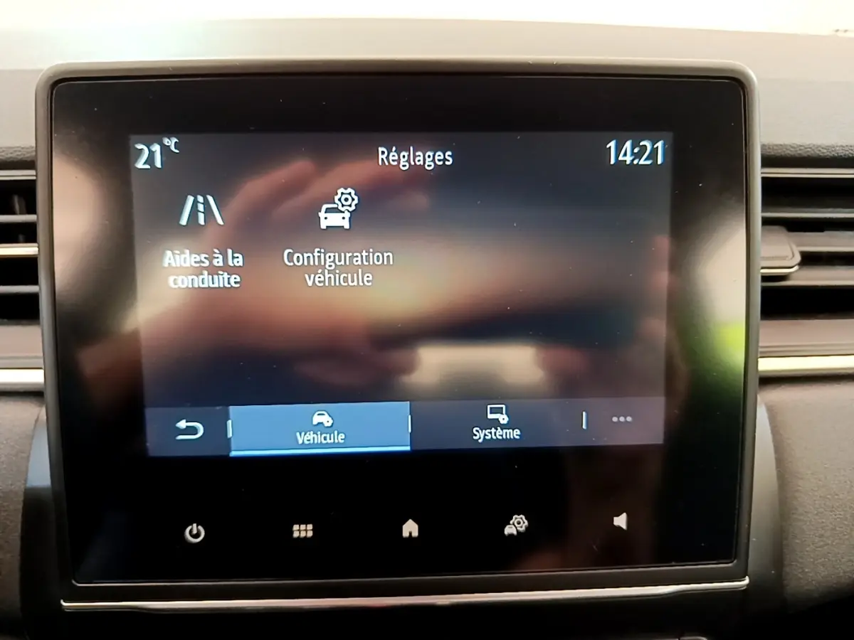 Écran tactile central du tableau de bord du Renault Captur Zen E-Tech hybride 2022 affichant les réglages d'aides à la conduite.