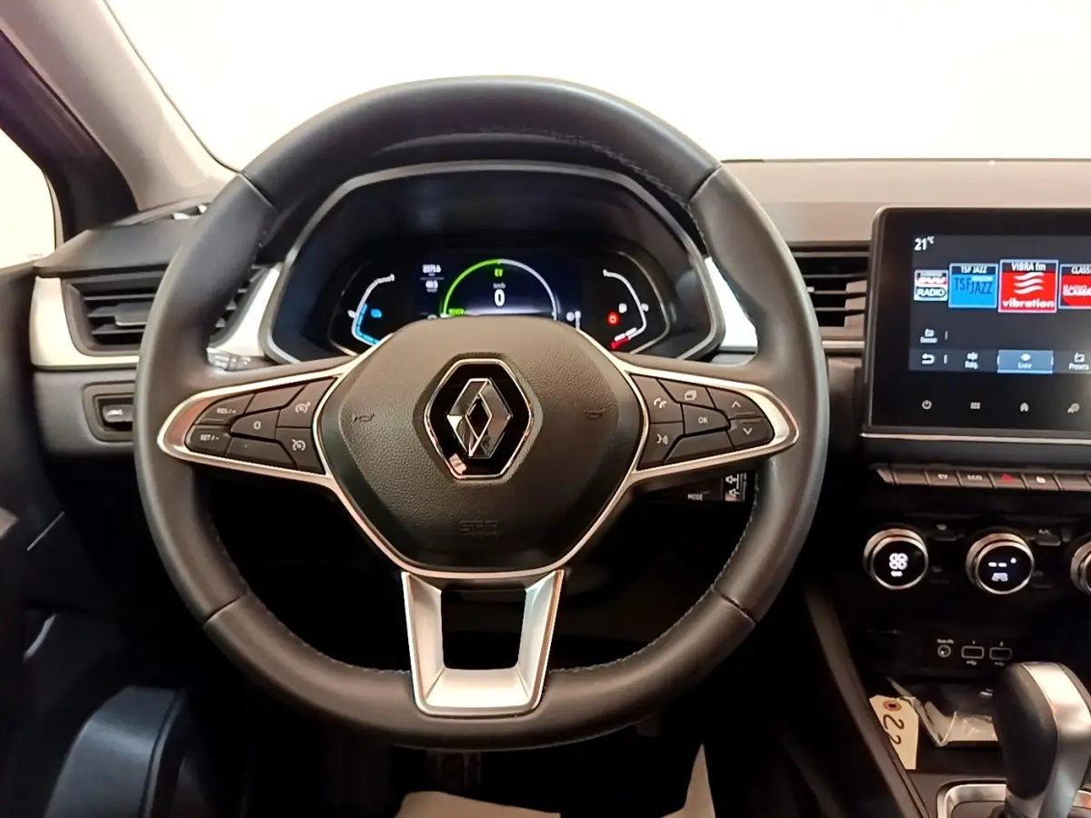 Vue intérieure centrée sur le volant cuir noir du Renault Captur Zen E-Tech 2022 avec tableau de bord numérique et écran tactile.