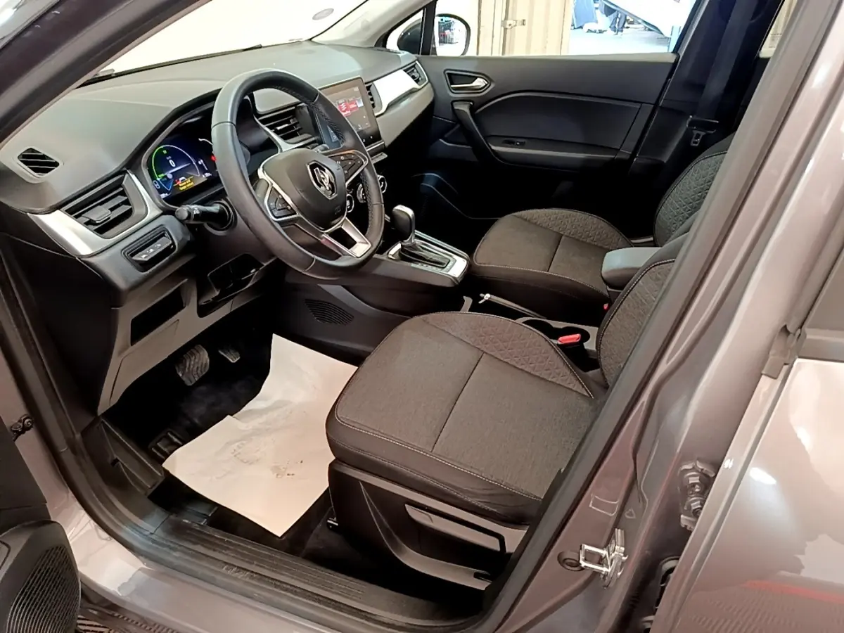 Vue intérieure côté conducteur du Renault Captur Zen E-Tech hybride 2022, montrant volant multifonctions et tableau de bord digital.