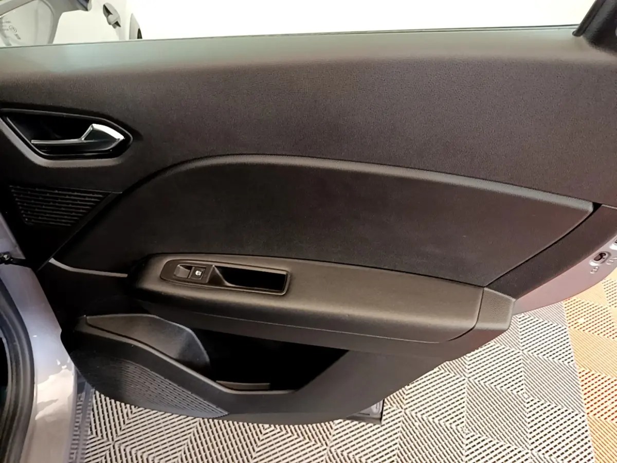 Vue intérieure du panneau de porte avant gauche gris foncé du Renault Captur Zen E-Tech hybride 2022 avec commande de vitre électrique.