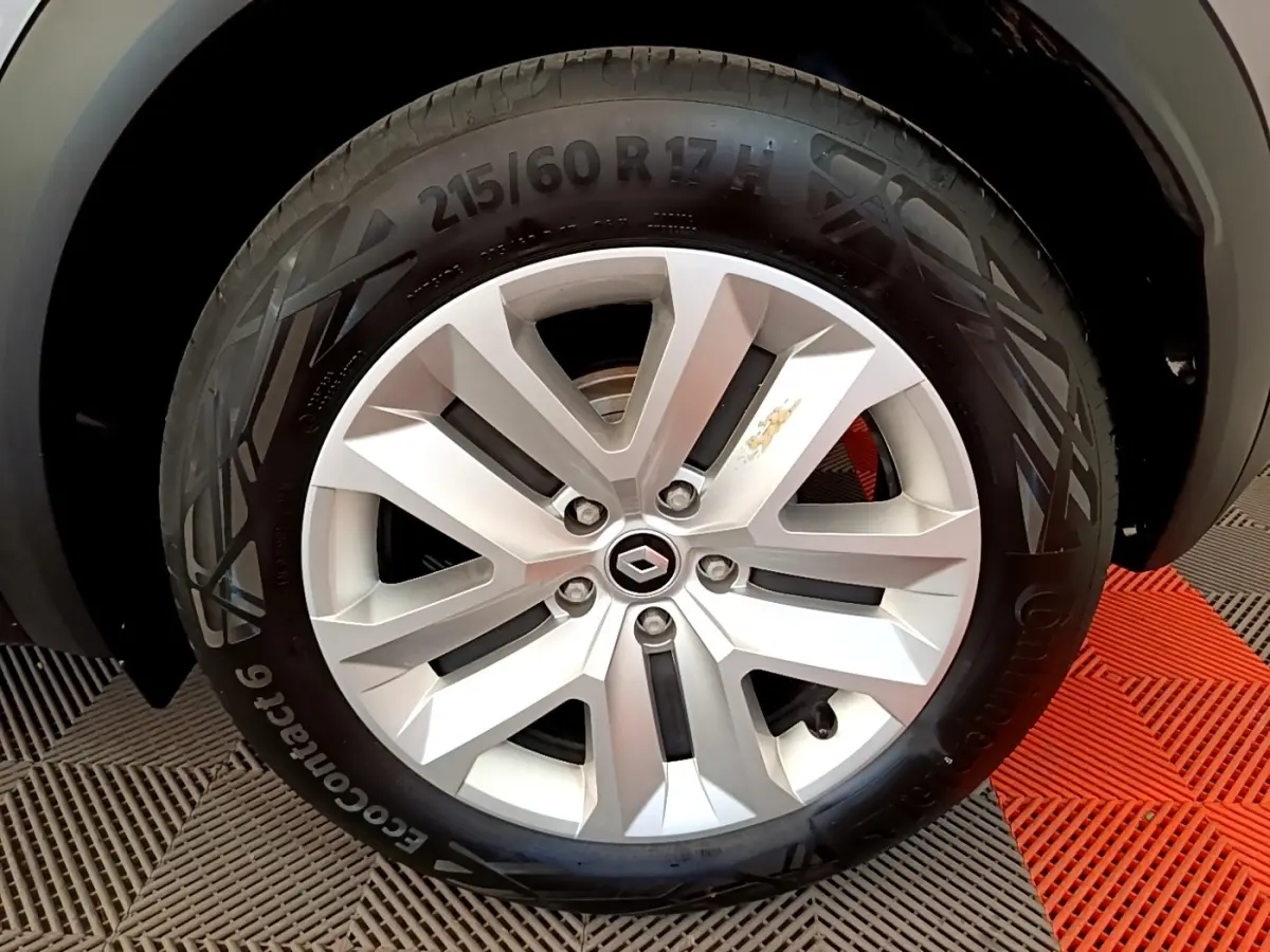 Gros plan sur la roue avant gauche du Renault Captur gris foncé, mettant en valeur la jante alliage et le pneu Continental.