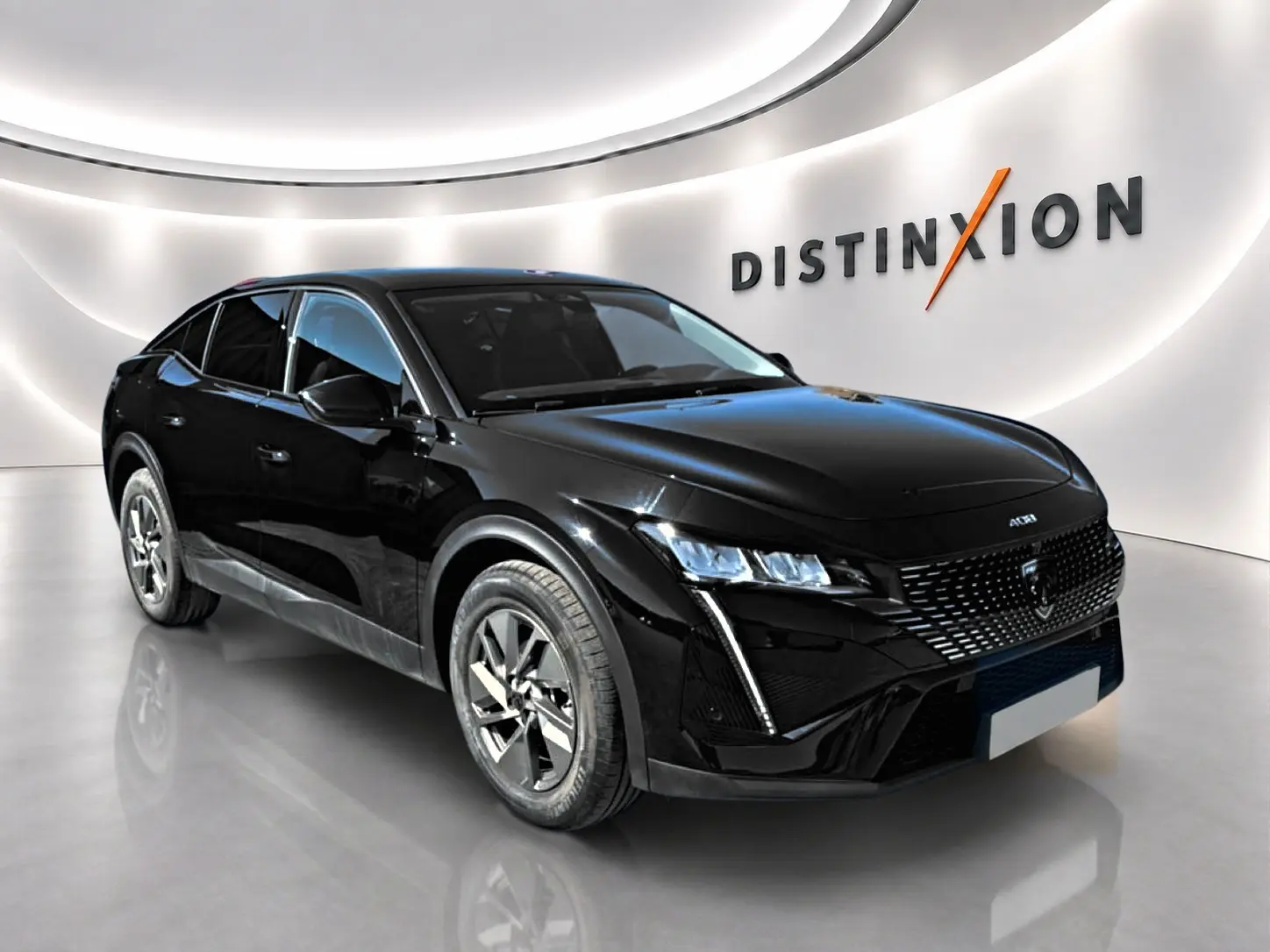 Peugeot 408 Hybrid 145 allure noir vue 3/4 avant droit avec phares LED et jantes alu dans showroom.