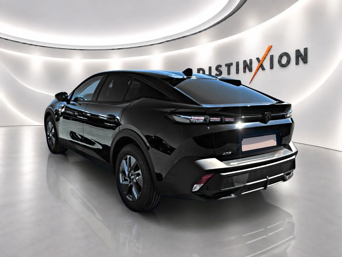 Vue 3/4 arrière droite d'une Peugeot 408 Hybrid noire avec feux LED et jantes alu dans un showroom lumineux.