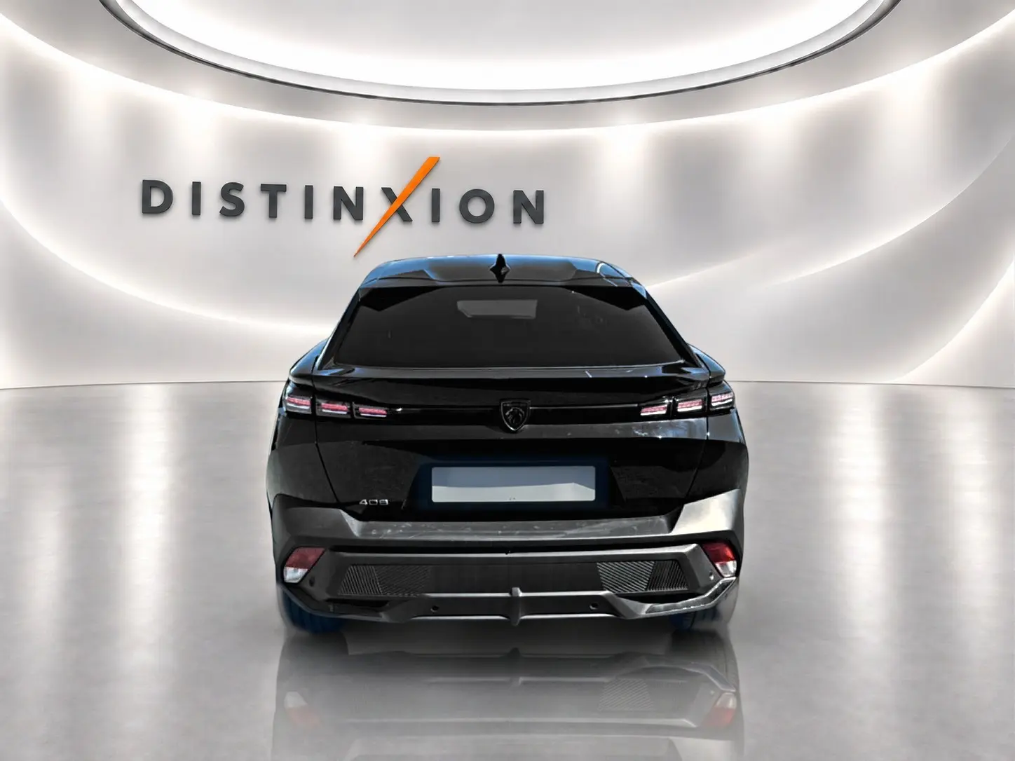 Vue arrière d’une Peugeot 408 Hybrid 145 allure e-dcs6 noire avec feux LED et lunette arrière surteintée.