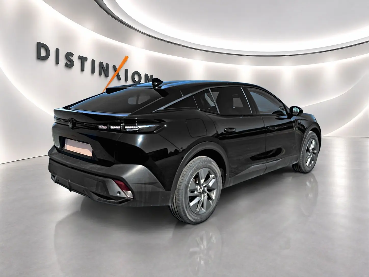 Vue 3/4 arrière droite d'une Peugeot 408 Hybrid 145 allure noire avec jantes alu et vitres teintées dans un showroom.