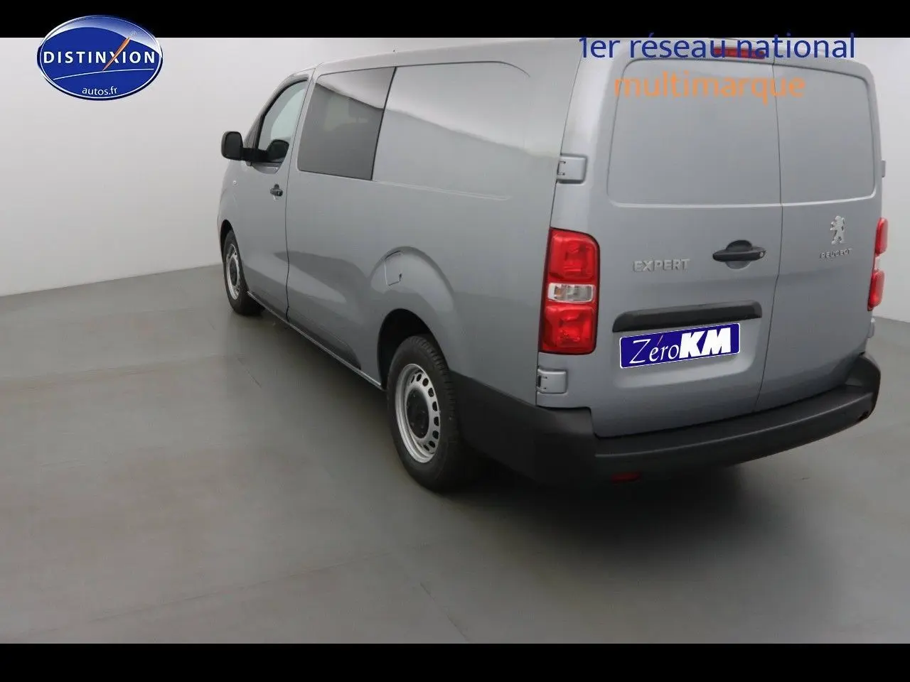Profil côté gauche d'un Peugeot Expert Cabine Approfondie gris Artense métal, version 2023, finition Confort Plus.