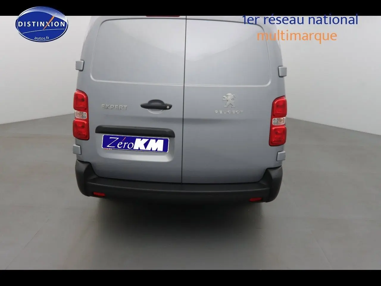 Vue frontale d'un Peugeot Expert Cabine Approfondie gris Artense métal, avec calandre noire et logo lion central.