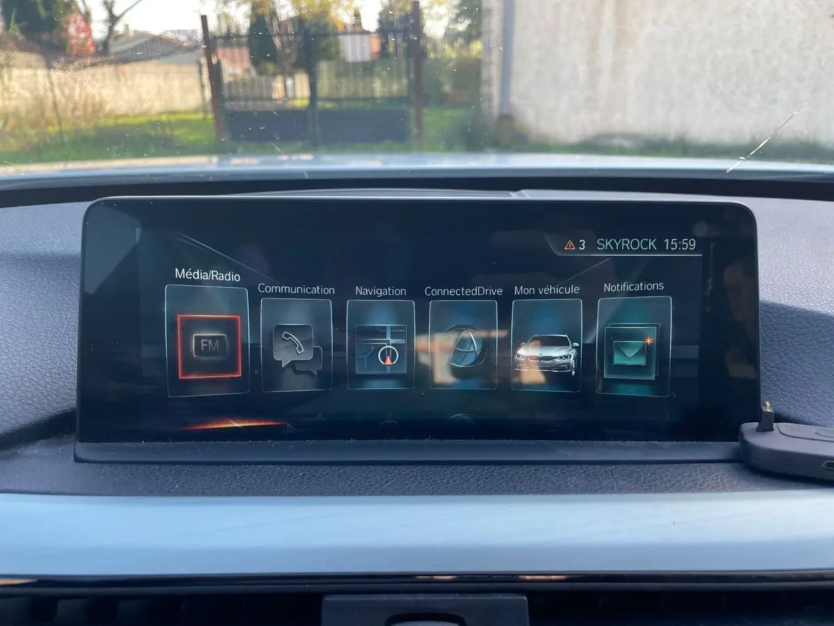 Écran multimédia de BMW Série 3 Touring F31 330DA blanc, affichant les options radio, navigation et véhicule.