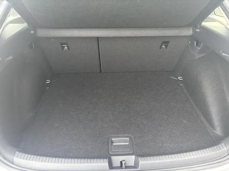 Coffre spacieux et tapissé en tissu gris foncé du Volkswagen Taigo 2025, version 1.0 TSI 116ch VW Edition DSG7.