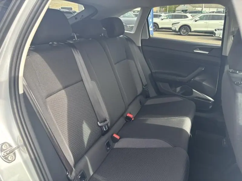 Vue intérieure côté droit sur la banquette arrière en tissu noir du Volkswagen Taigo 2025 Reflet d'Argent métallisé.