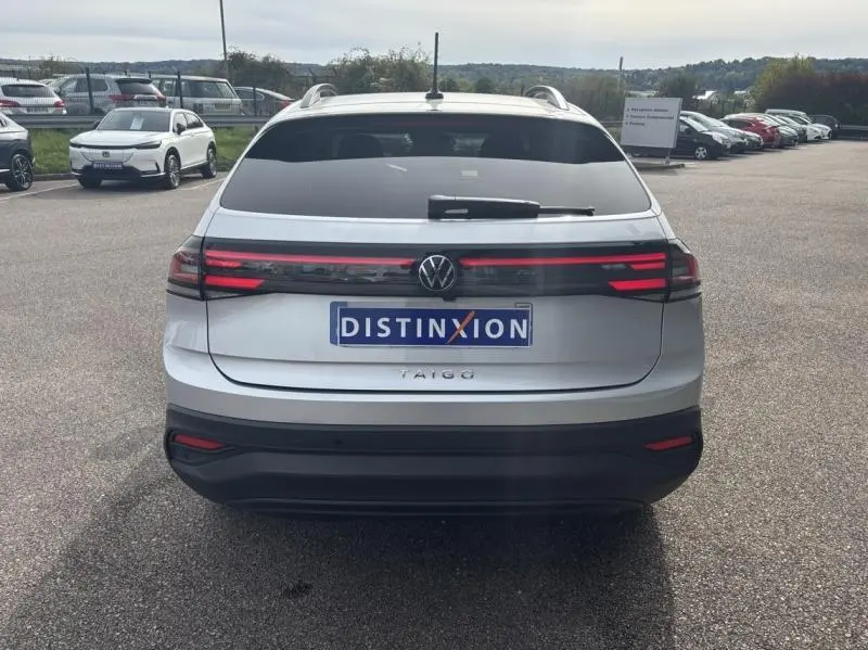 Vue arrière d'un Volkswagen Taigo 2025 en Reflet d'Argent métallisée avec feux arrière LED et lunette surteintée