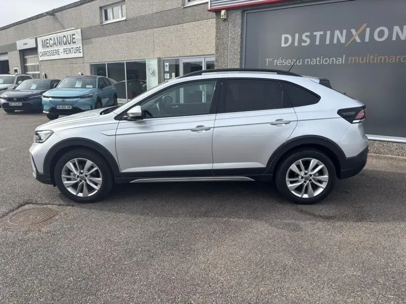 Profil côté gauche d'un Volkswagen Taigo 2025 en Reflet d'Argent métallisé avec jantes alliage et vitres surteintées.