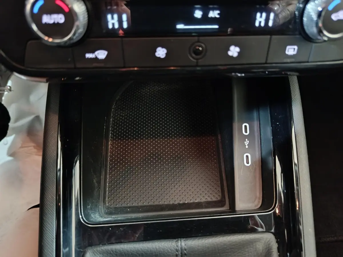 Vue rapprochée de la console centrale noire du Skoda Kamiq 2024 avec ports USB et commandes de climatisation digitales.