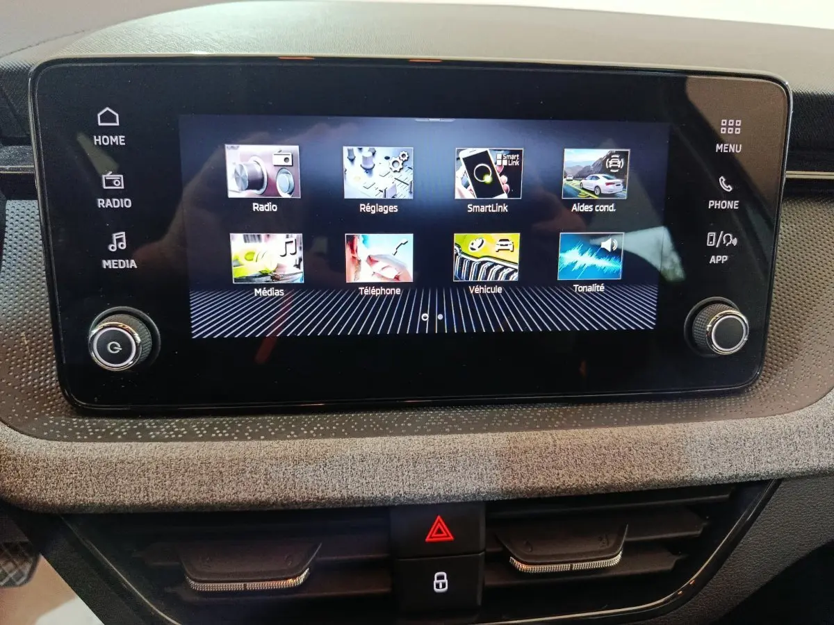 Écran tactile central de 8,25 pouces du Skoda Kamiq 2024, affichant le menu principal multimédia.