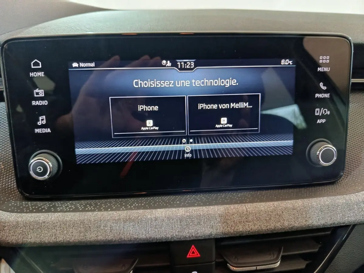 Écran tactile central du tableau de bord du Skoda Kamiq 2024 affichant la connexion Apple CarPlay.