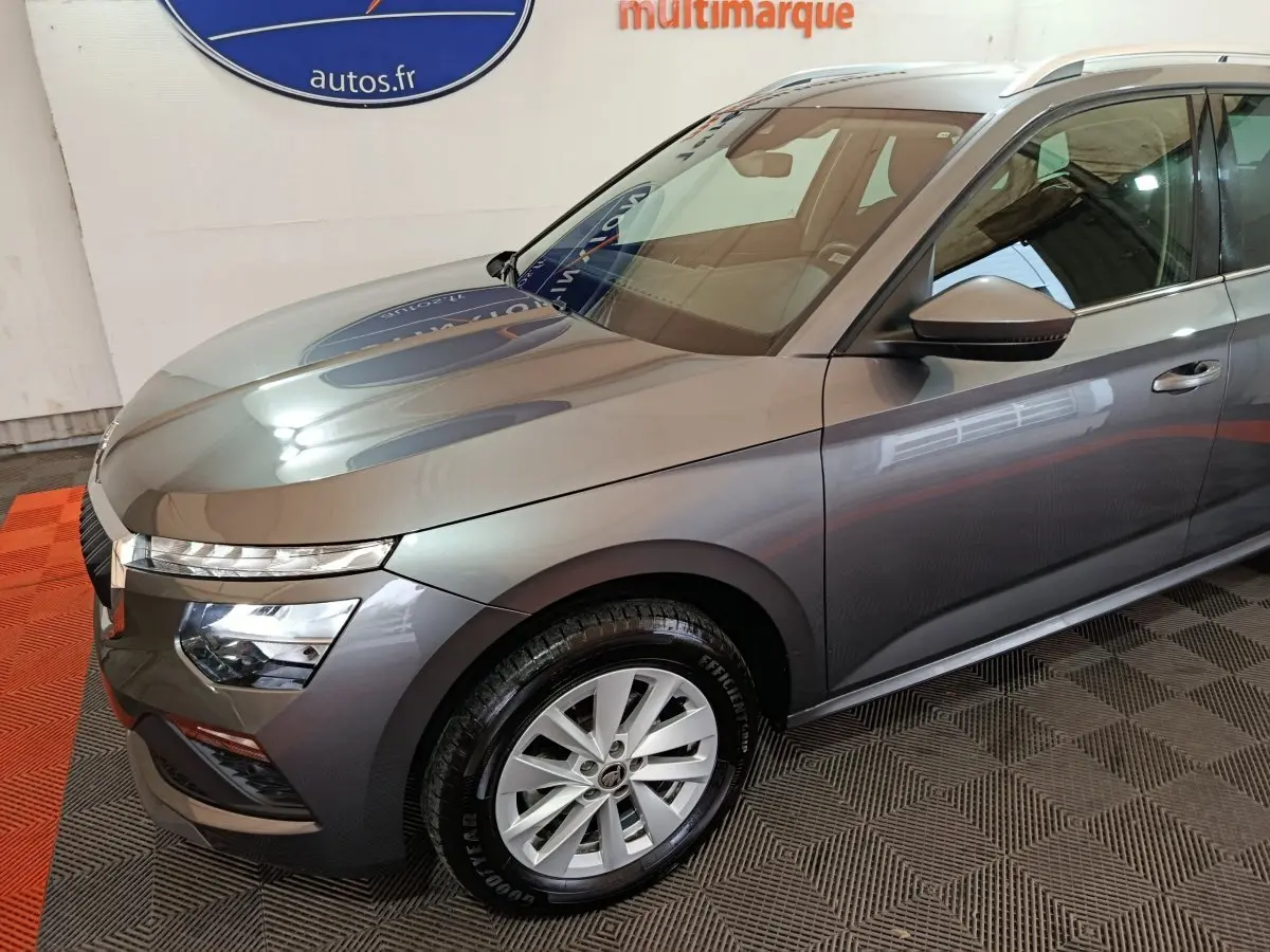 Vue 3/4 avant droit d’un Skoda Kamiq gris clair avec phares LED et jantes alliage visibles.