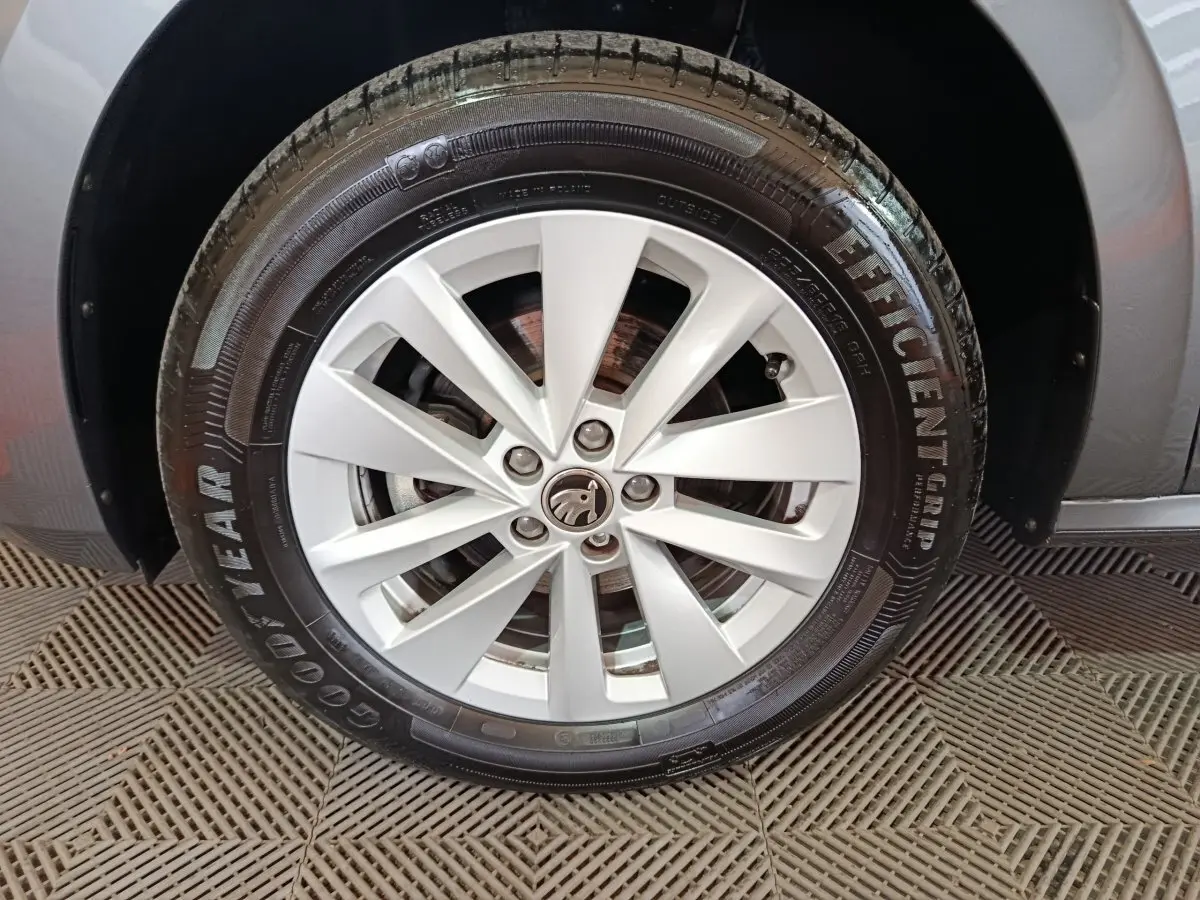 Gros plan sur la roue avant droite grise d’un Skoda Kamiq 2024 avec jante alliage et pneu Goodyear.