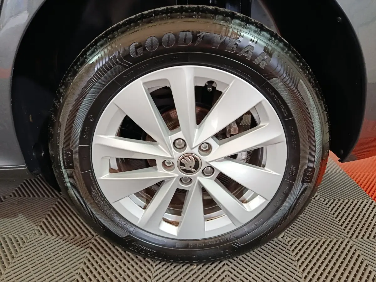 Gros plan sur la roue avant droite gris clair du Skoda Kamiq 2024 avec jante alliage et pneu Goodyear.