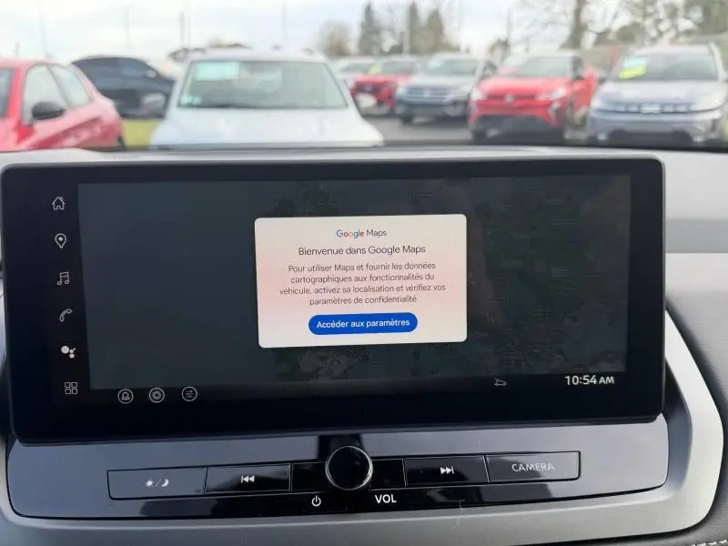 Vue intérieure centrée sur l'écran tactile du tableau de bord du Nissan Qashqai Hybrid e-POWER blanc, affichant Google Maps.