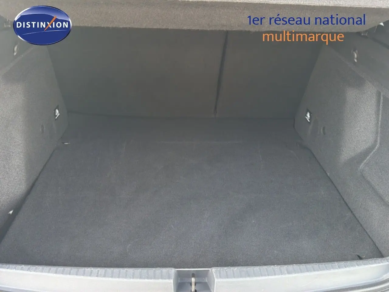 Coffre ouvert vu de face d’un Dacia Duster 2022 Bleu Iron, montrant un espace de chargement vide et propre.