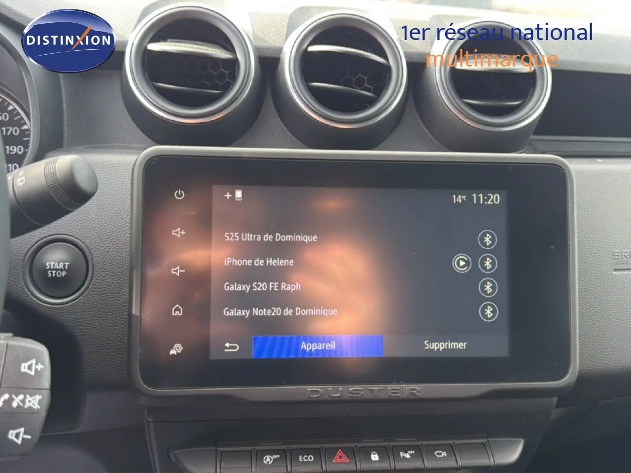 Vue intérieure centrée sur l’écran tactile du tableau de bord du Dacia Duster 2022, avec commandes et aérateurs visibles.