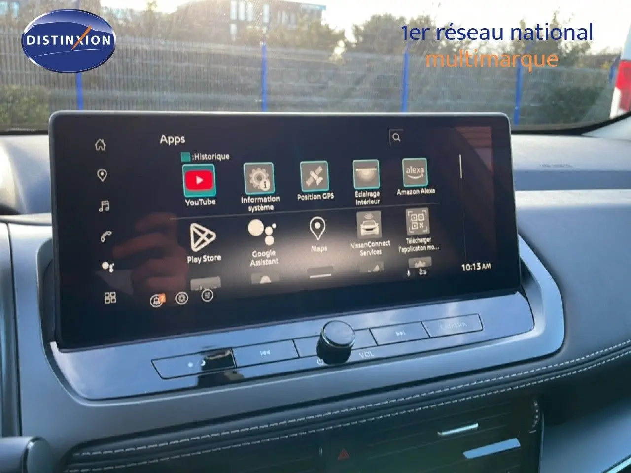 Vue rapprochée de l’écran tactile central du Nissan Qashqai 2025, affichant plusieurs applications connectées.