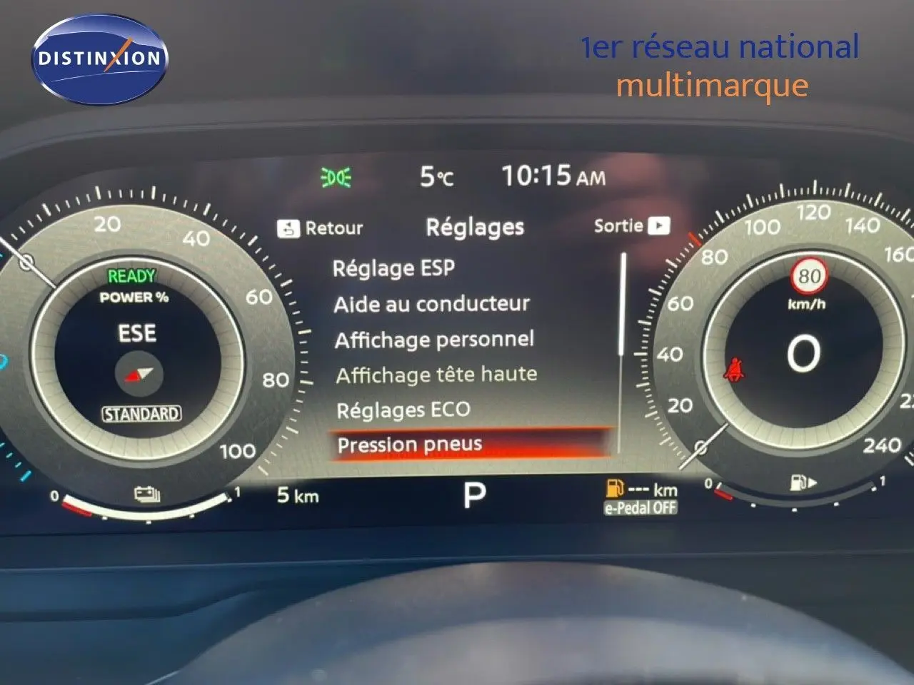 Tableau de bord numérique du Nissan Qashqai 2025 affichant les réglages et la vitesse à 0 km/h, vue frontale rapprochée.