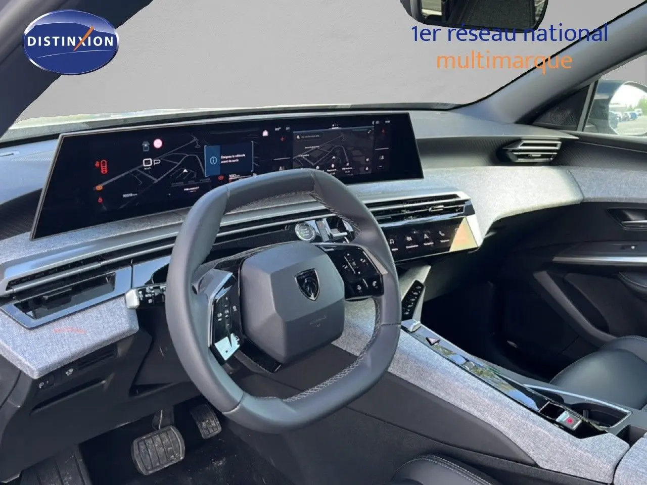 Vue intérieure avant droite du Peugeot 5008 gris Artense, avec tableau de bord numérique et volant compact multifonction.