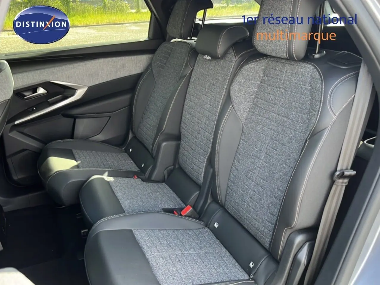 Vue latérale droite des sièges arrière en tissu gris et cuir noir du Peugeot 5008 1.2 Hybrid 145ch 2025, intérieur spacieux.