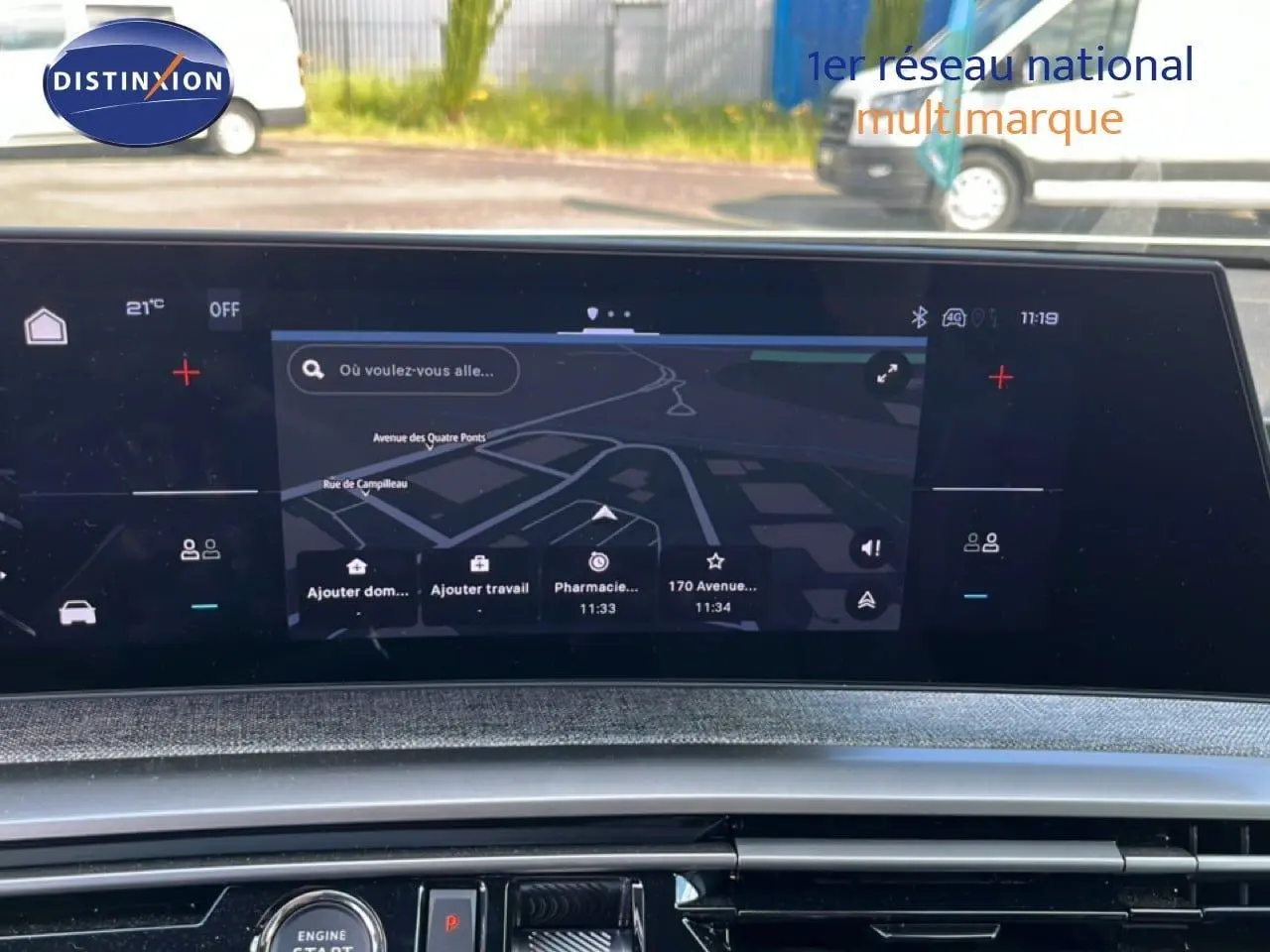 Vue rapprochée de l’écran tactile central du Peugeot 5008 gris Artense, affichant la navigation GPS en mode nuit.