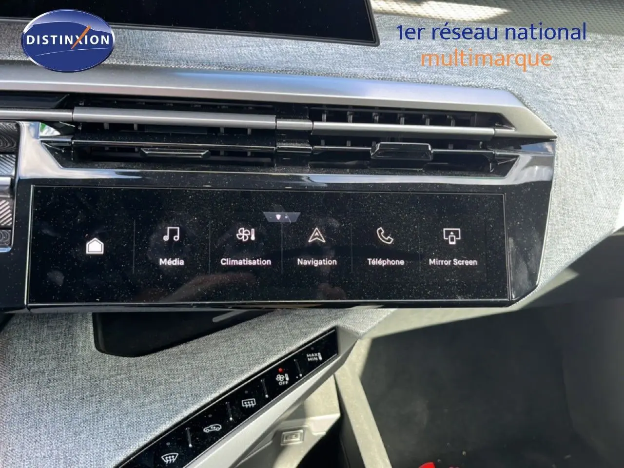 Vue rapprochée de la console centrale tactile du Peugeot 5008 gris Artense, affichant les commandes multimédia et climatisation.