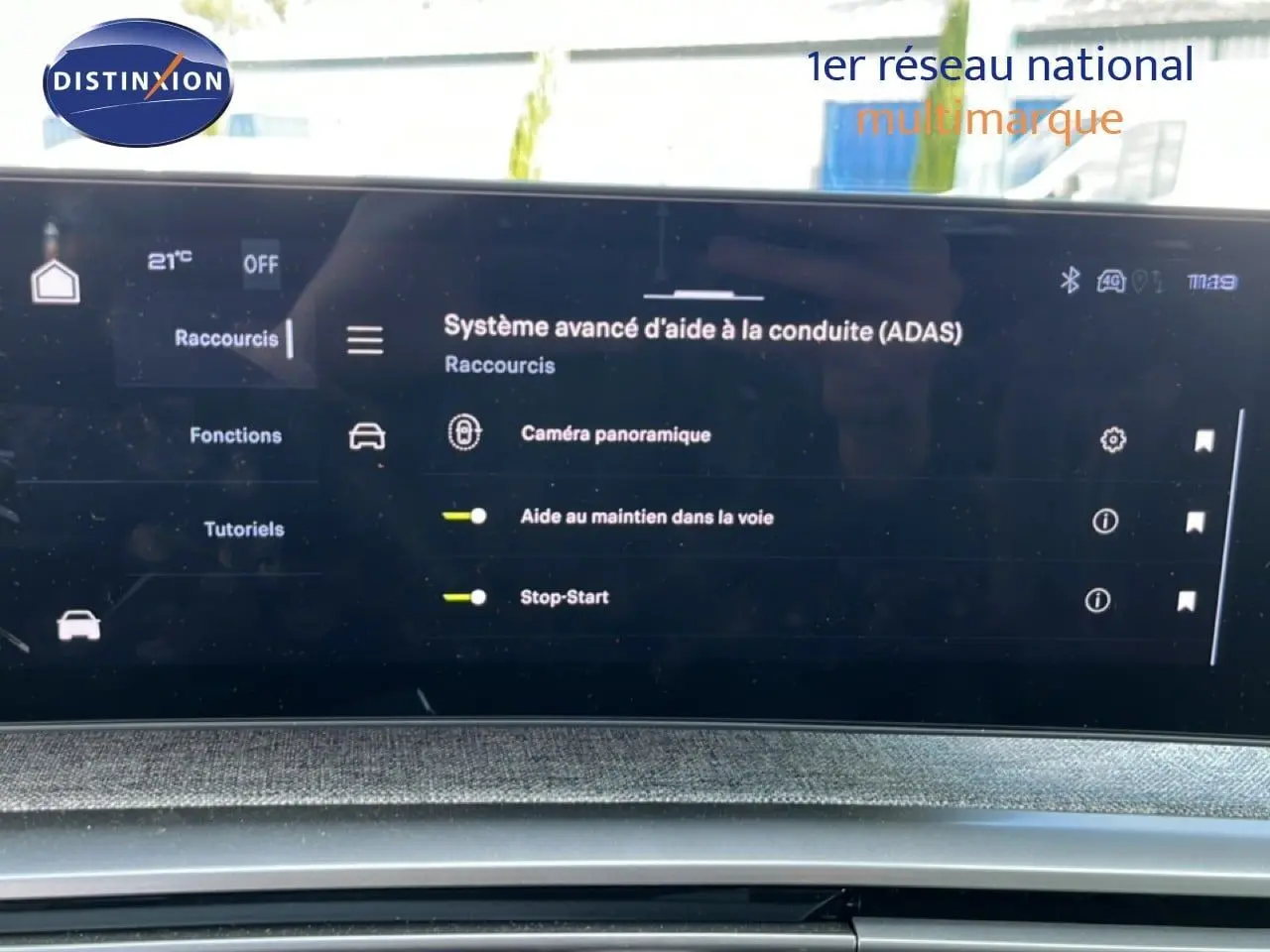 Écran tactile intérieur du Peugeot 5008 2025 affichant le système avancé d'aide à la conduite (ADAS).