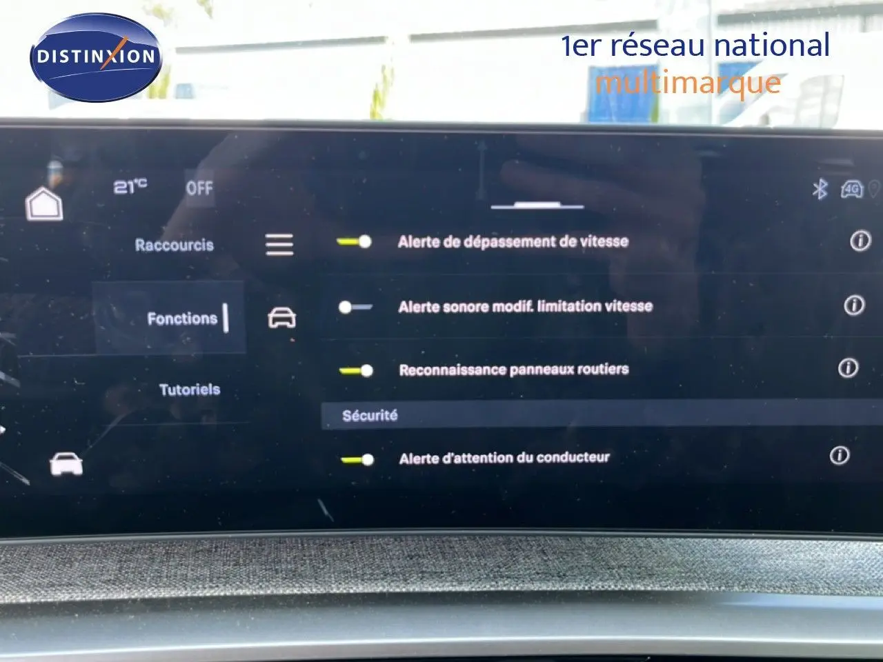 Écran tactile intérieur du Peugeot 5008 2025 affichant les alertes de sécurité et reconnaissance des panneaux routiers.