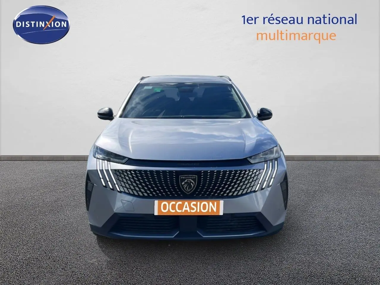Vue frontale d'un Peugeot 5008 gris Artense Métal avec calandre distinctive et feux LED en griffes.