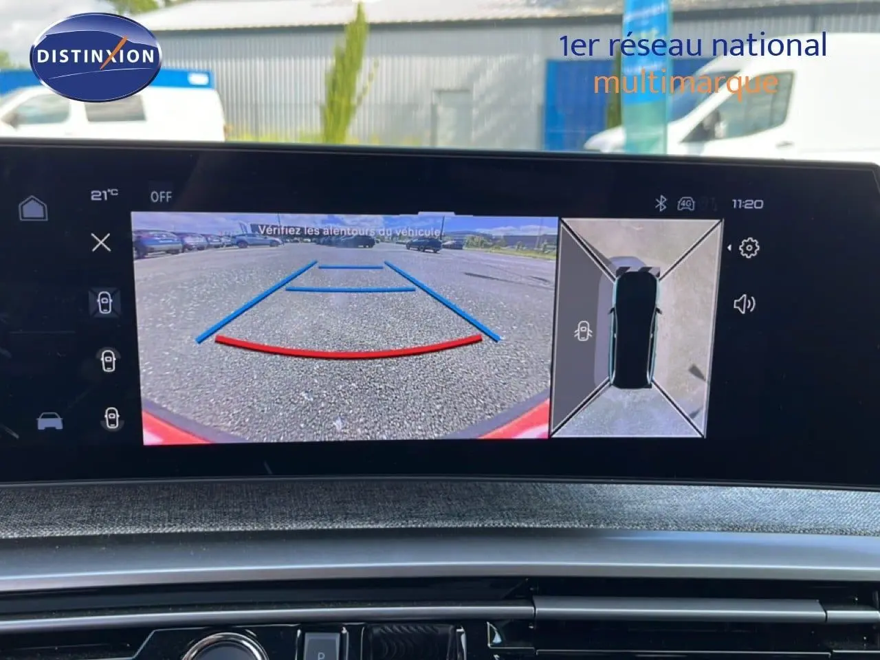 Vue intérieure sur l’écran multimédia affichant la caméra de recul et la vue 360° du Peugeot 5008 gris Artense.