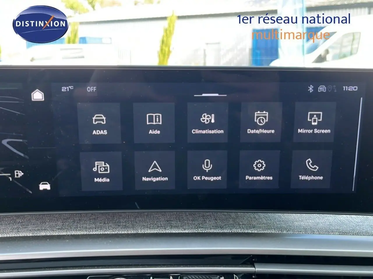 Écran tactile central du Peugeot 5008 gris Artense, affichant les menus de climatisation, navigation et téléphone.