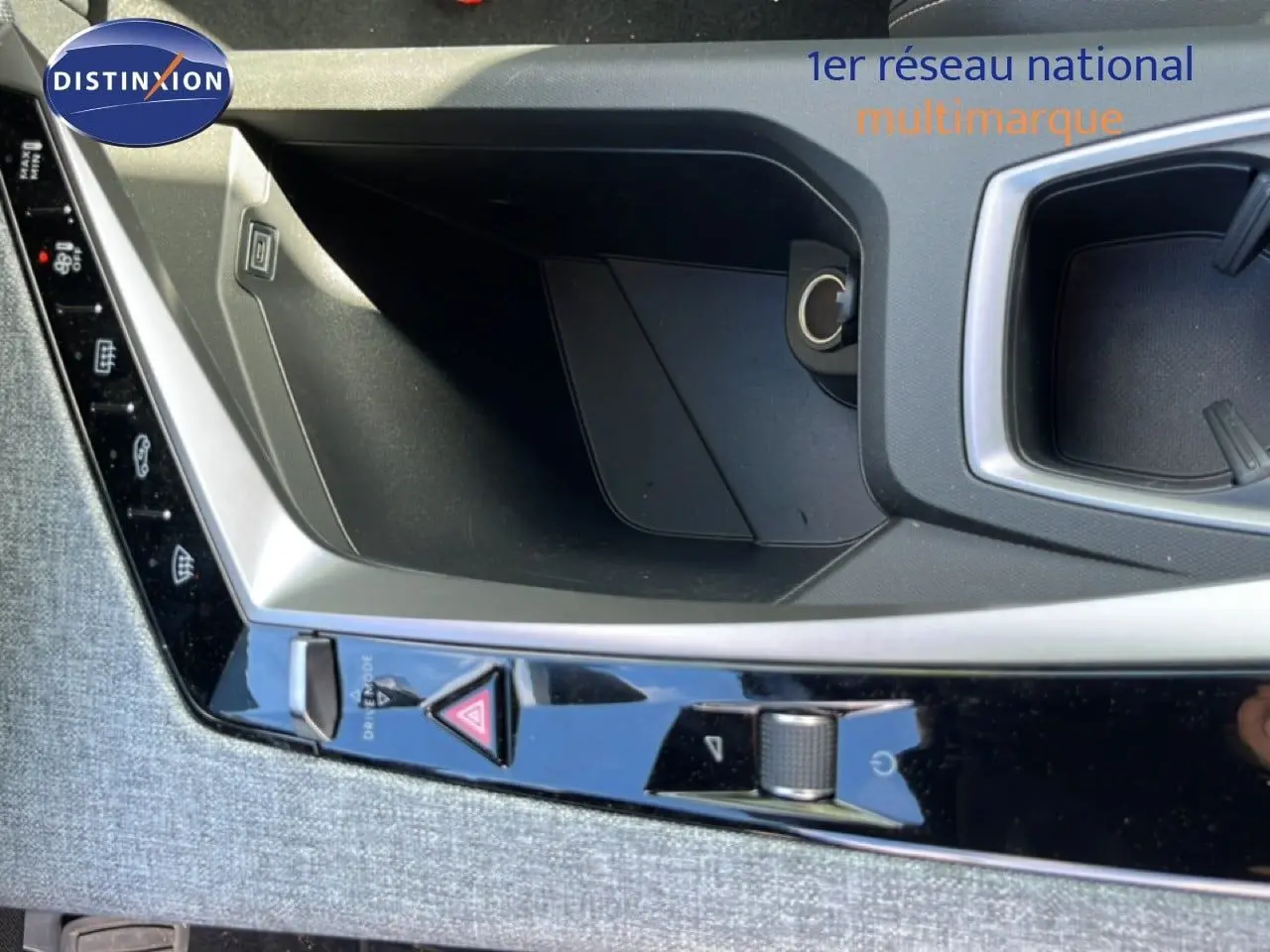 Gros plan sur la console centrale du Peugeot 5008 gris Artense, mettant en valeur les commandes tactiles et le rangement intérieur.