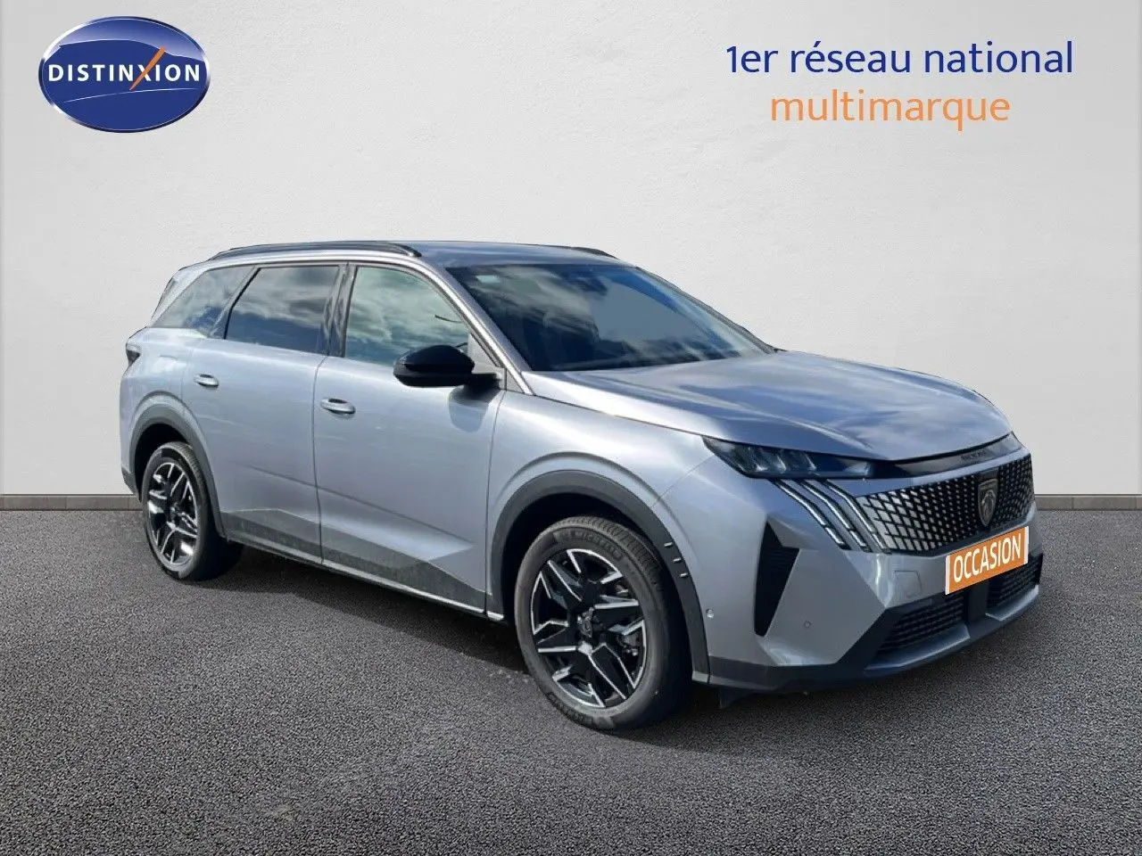 Peugeot 5008 gris Artense métal en 3/4 avant droit, SUV hybride avec calandre distinctive et jantes noires.