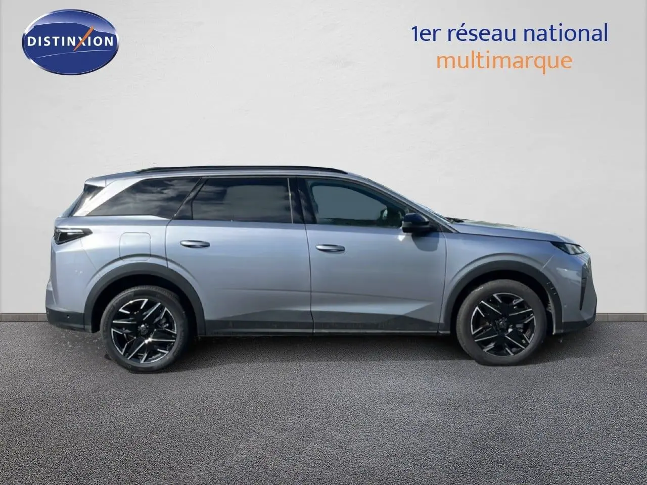 Peugeot 5008 gris Artense métal vu de profil côté gauche, avec jantes noires et toit noir contrasté.
