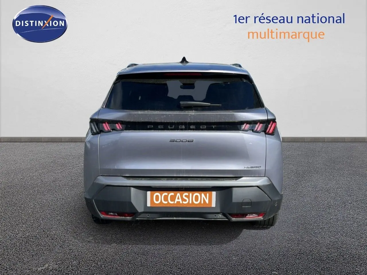 Vue arrière d’un Peugeot 5008 gris Artense métal 2025 avec feux LED caractéristiques et plaque occasion.